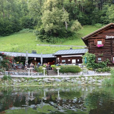 Im Restaurant Fischerst&ouml;bli findet zur Einstimmung auf 4 aufregende Tage ein Grillabend am hauseigenen Teich statt. Grandiose Aussicht und tolle Gastgeber.
