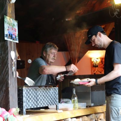 Grillmeister Charly in Aktion ...