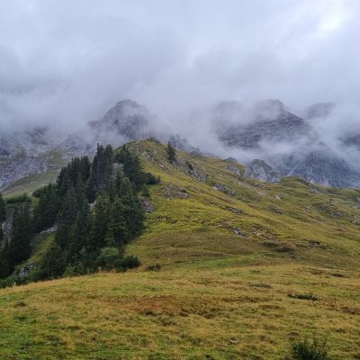 Nach der &Uuml;bernachtung auf der Schesaplanah&uuml;tte beginnt der zweite Tag mit unwirklichem Hochnebel.