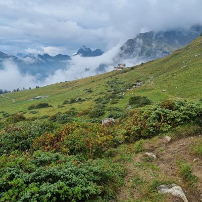 Die Schesaplanah&uuml;tte, welche zur Ruhe zwischen Tag 1 und 2 diente, f&uuml;gt sich wunderbar in die beeindruckende Hochlandschaft der Schesaplana ein.
