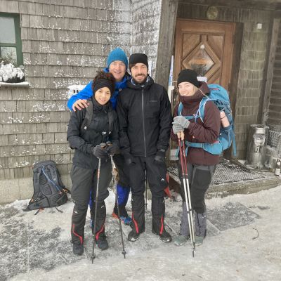 Die Fichtel-Crew am K&ouml;sseinehaus, der Herberge auf der 2-t&auml;gigen Winterwanderung.