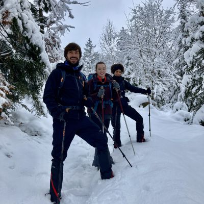 Alina, Laura und Steffen freuen sich &uuml;ber die tief verschneiten Wege.
