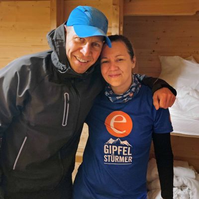 Mit müden Augen beginnt ein langer Tag. Um 05:00 Uhr im Almdorado Hüttendorf in Übersee.