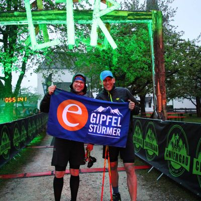 Unsere Ultrarunner zeigen die Gipfelstürmer-Fahne im Startbereich.