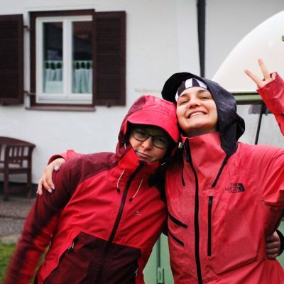 Laura und Maria beobachten das Spektakel aus sicherer Distanz ;-)