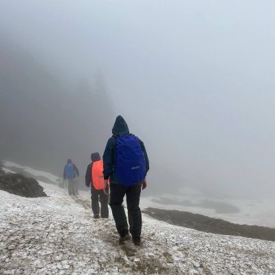 Immer wieder ausgedehnte Altschnee-Felder.