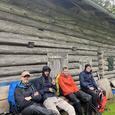 Pause an einer verlassenen Almhütte.