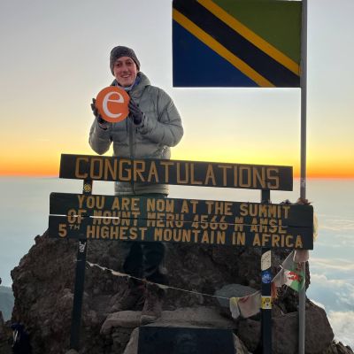 September 2024: Xavier auf dem Mount Meru (4.566 m), dem 5.-h&ouml;chsten Berg in Afrika.