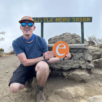 September 2024: W&auml;hrend der Vorbereitung f&uuml;r seine Kilimandscharo-Wanderung besteigt Xavier auch den Little Meru (3.820 m).