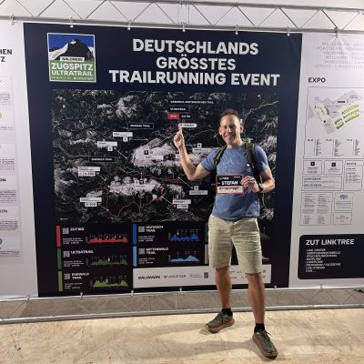 Stefan nimmt am Morgen des 1. Renntages seine Startnummer in Empfang.