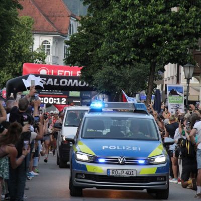 Um 20 Uhr der Startschuss. Die Teilnehmer werden frenetisch bejubelt. Tolle Stimmung in Garmisch.
