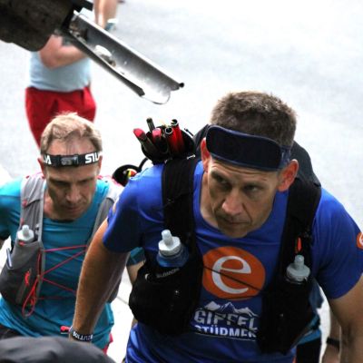 Ein allererstes Treffen an der Strecke. Stefan passiert Hammersbach, km 6.