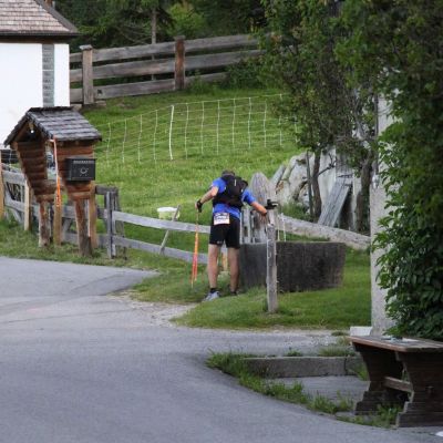 Auch den Brunnen am Arzkasten lässt Stefan nicht aus.
