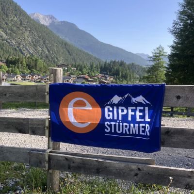 Die Supporters fahren nach Biberwier und hängen die Gipfelstürmer-Fahne auf.