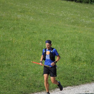 Da kommt er schon. Auf Platz 27 läuft Stefan nach 13:20 Stunden in Biberwier ein.