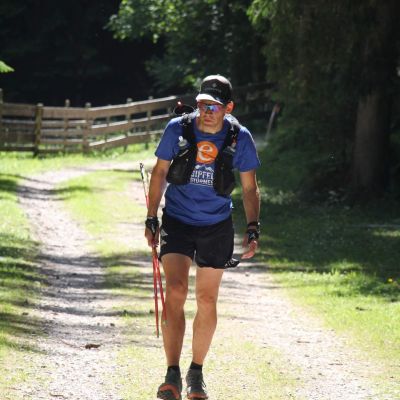 Mit versteinerter Miene kommt Stefan am Hubertushof an.