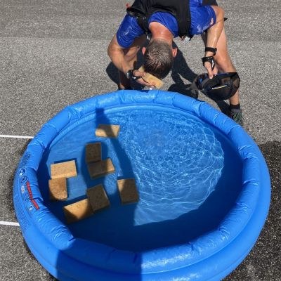 In Mittenwald steht ein verlockender Pool. Stefan kühlt sich ab.