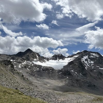 Die Route f&uuml;hrt ihn an Tag 1 auf die Fuorcla Sesvenna auf der Grenze zwischen S&uuml;dtirol und Graub&uuml;nden. Jochen genie&szlig;t den Blick auf den Piz Sesvenna (3.205 m) und Muntpitschen (3.162 m).