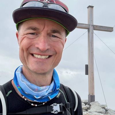 An Tag 2 steht Jochen auf dem Piz Terza (Urtirolaspitz, 2.908 m), die s&uuml;d&ouml;stlichste Gipfelerhebung des Val S-charl. Gl&uuml;cklich auf dem Gipfel nach weglosem Aufstieg bei Dauerregen von der S&uuml;dtiroler Seite &uuml;ber die Stierbergh&uuml;tte. Bei gutem Wetter hat man hier eine hervorragende Aussicht ins M&uuml;nstertal und zum Ortler.