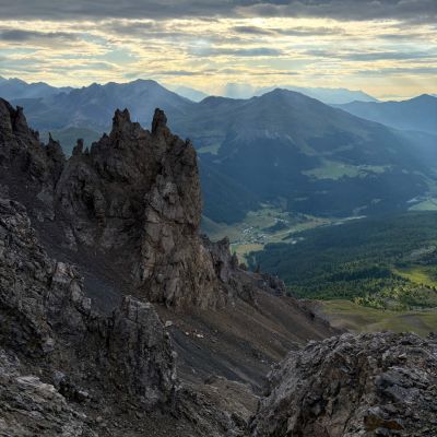 An Tag 3 steigt Jochen nach einer Nacht in L&uuml; fr&uuml;h morgens von Tschierv auf den Piz Daint (2.968 m). Von dort quert er bei teils starkem Regen den Schweizer Nationalpark und verbringt die n&auml;chste Nacht in der Chamanna Cluozza.