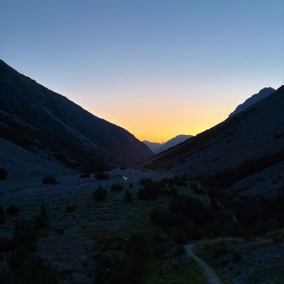 Die Hike2Hike Tagesetappen sind lang. Jochen startet jeden Tag um 4 Uhr und erlebt herrliche Sonnenaufg&auml;nge. Am ersten Tag f&uuml;hrt die kilometerm&auml;&szlig;ig l&auml;ngste Etappe von Arosa &uuml;ber Lenzerheide und Thusis hinauf auf den Glaspass am Fu&szlig; des Piz Beverin.