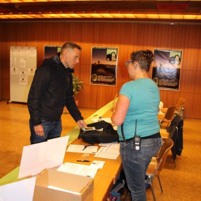 Stefan nimmt seine Startnummer von Tamara entgegen. Zu diesem Zeitpunkt waren noch 9 Stunden Zeit bis zum Startschuss.