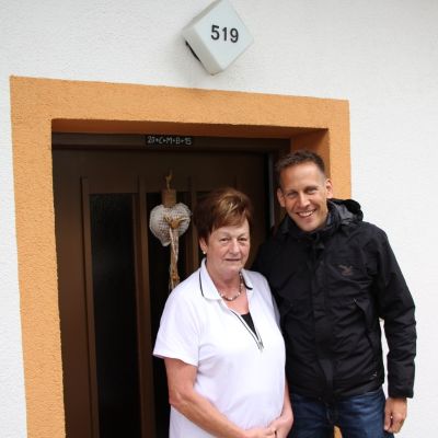 Um noch etwas zu ruhen, kamen wir im Vorfeld auf eine verrückte Idee: Wir riefen in einer Pension an und fragten nach einem Bett für 2-3 Stunden. Ups, das könnte man auch falsch verstehen ;-) Im Haus Schön wollte man unseren Sportler sofort unterstützen und nahm ihn für einen Mini-Unkostenbeitrag auf. Ein ganz, ganz großes Dankeschön! Das war super und hat Stefan sehr geholfen ...