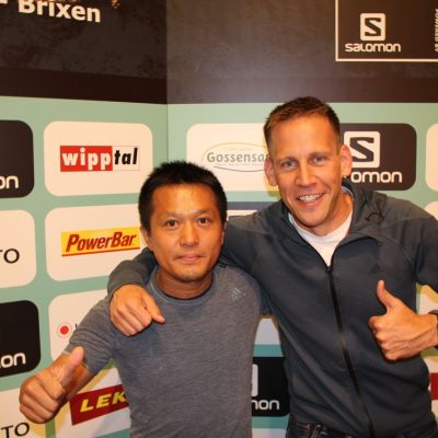 Um 19 Uhr war dann Streckenbriefing, bei dem Stefan seinen japanischen Freund Katsuhisa traf, der ebenfalls an den Start ging.