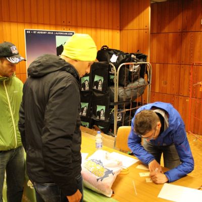 Jetzt noch Drop Bags abgeben, die Stefan bei V5 (Steinach am Brenner) und V11 (Penser Joch) entgegennehmen konnte. Nur für den Fall, dass die Supporters ausfallen ;-)