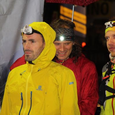 Ganz vorne in gelber Jacke der Favorit aus Spanien: Iker karrera Aranburu​. Er verlief sich kurz nach V2 (Axamer Lizum), gewann das Rennen aber später souverän mit 45 Minuten Vorsprung in 25:29.33,9. Aber auch für ihn war es ein hartes Rennen. Kalkuliert waren ursprünglich 17-18 Stunden. Rechts Florian, er wird später 6.