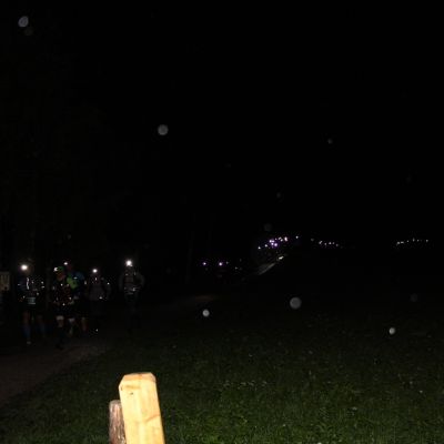 Der erste Touch Point für Bart und Jochen. Stirnlampen-Kolonne zwischen Seefeld und Auland.