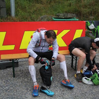 Bei V5 (Steinach am Brenner) greift Lars (trailfieber​) zum Dropbag ...