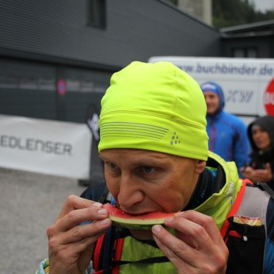 Stefan stärkt sich bei V5 mit Wassermelone.