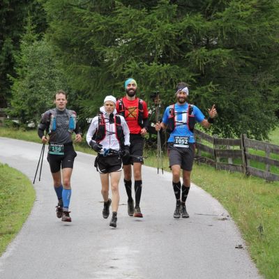 Immer wieder kleine Gruppen ... Das Warten geht weiter ...
