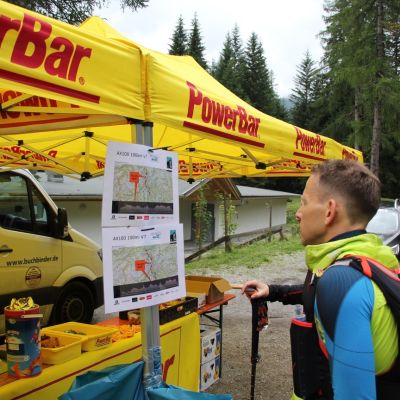 "Ja, wo bin ich denn?" Stefan wirft einen Blick auf die Landkarte.