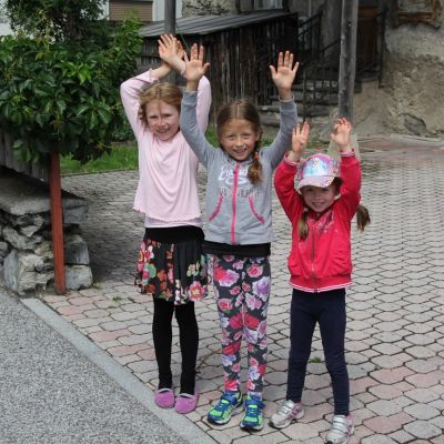 ... weil ihm die Dorf-Kids zujubeln. Da war richtig Stimmung!