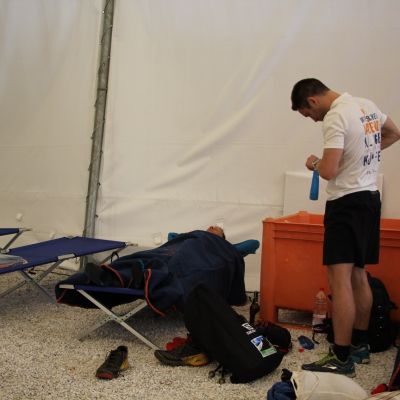 Stefan macht ein Nickerchen und Bart kümmert sich um die Getränke für die nächste Etappe.