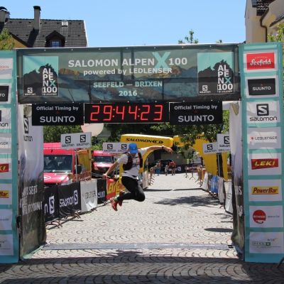 Und er macht wieder den berühmten "Miyagi-Ziel-Sprung". Verrückt, nach 160,40 km. Stefan ist stolzer Finisher der Alpen X 100 Premiere. In 39:44.03,7 landet Stefan auf Platz 23 (AK 13). Einfach nur der Wahnsinn! Ein bewegender Moment!
