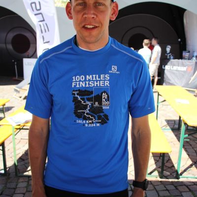 Tolles Finisher-Shirt. Stefan trägt es stolz. Die Müdigkeit kommt jetzt durch ... Nach einem Schläfchen geht es zum Abendessen mit Lars (trailfieber​), um das Erlebte zu verarbeiten. Trail-Talk vom Feinsten ;-)