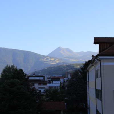 Traumhafter Morgen. Der Blick aus dem Hotelzimmer im Zentrum von Brixen.