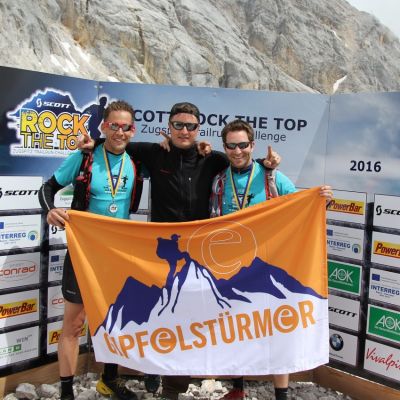 Bart und Stefan mit Supporter Jochen im Ziel. Bis dahin mussten 15 HARTE km &uuml;berwunden werden ...