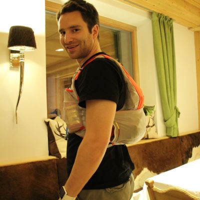 Unser Bart hatte sich bei Sport Conrad​ in Garmisch ein Rucksack-Schn&auml;ppchen ergattert und musste sich kurz vor dem Lauf erst einmal mit allen Funktionen vertraut machen. Inklusive Schaulaufen im Hotel ;-)