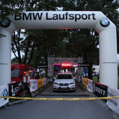 Unser Trail-Fotograf Jochen lie&szlig; es sich nicht nehmen, am Samstag schon SEHR fr&uuml;h beim Start zum Zugspitz Marathon in Ehrwald zu erscheinen ... Letztes Jahr waren Bart und Stefan auf dieser Strecke unterwegs ...