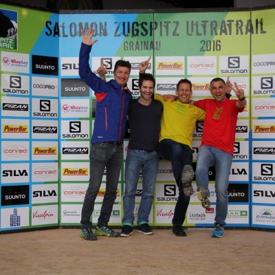 Strahlende Gesichter bei den Trailrunnern Stefan, Bart und Markus (hurra.com​) sowie Supporter Jochen. Hier liegen all die Strapazen bereits hinter den Athleten.