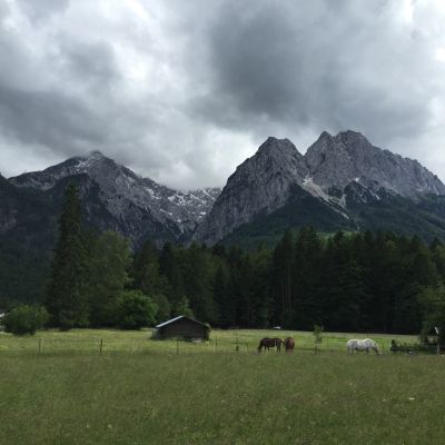 Blick vom Balkon. Vor Ort in Grainau​ war das Wetter dann wechselhaft ...