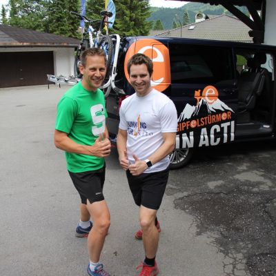 Stefan und Bart lockern nach der Ankunft mit einem kleinen Lauf erst einmal die Beine.