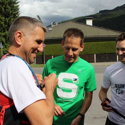 Ausrüstungs-Besprechung. Markus holt sich bei Stefan noch ein paar Experten-Tipps ;-)