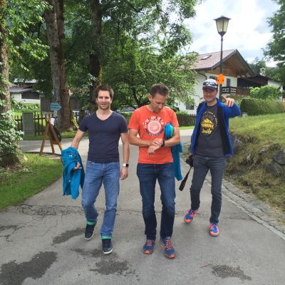 Auf dem Weg zur Pastaparty und zum Strecken-Briefing. Hier trifft sich heute die Trailrunning-Szene.