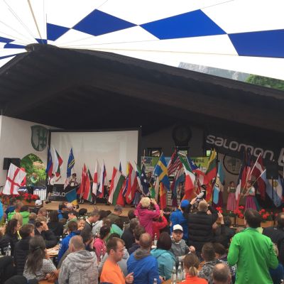 50 Nationen am Start. Kinder laufen mit den Fahnen ein ;-)