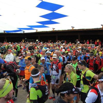 Das Starterfeld. Ca. 700 Läufer nehmen die 101,60 km in Angriff.